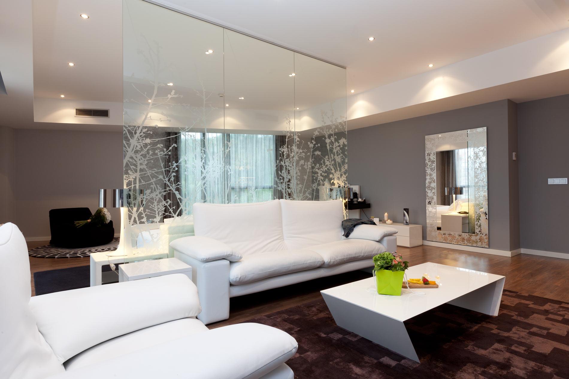 호텔 그란 빌바오 외부 사진 Mirrored wall in a living room