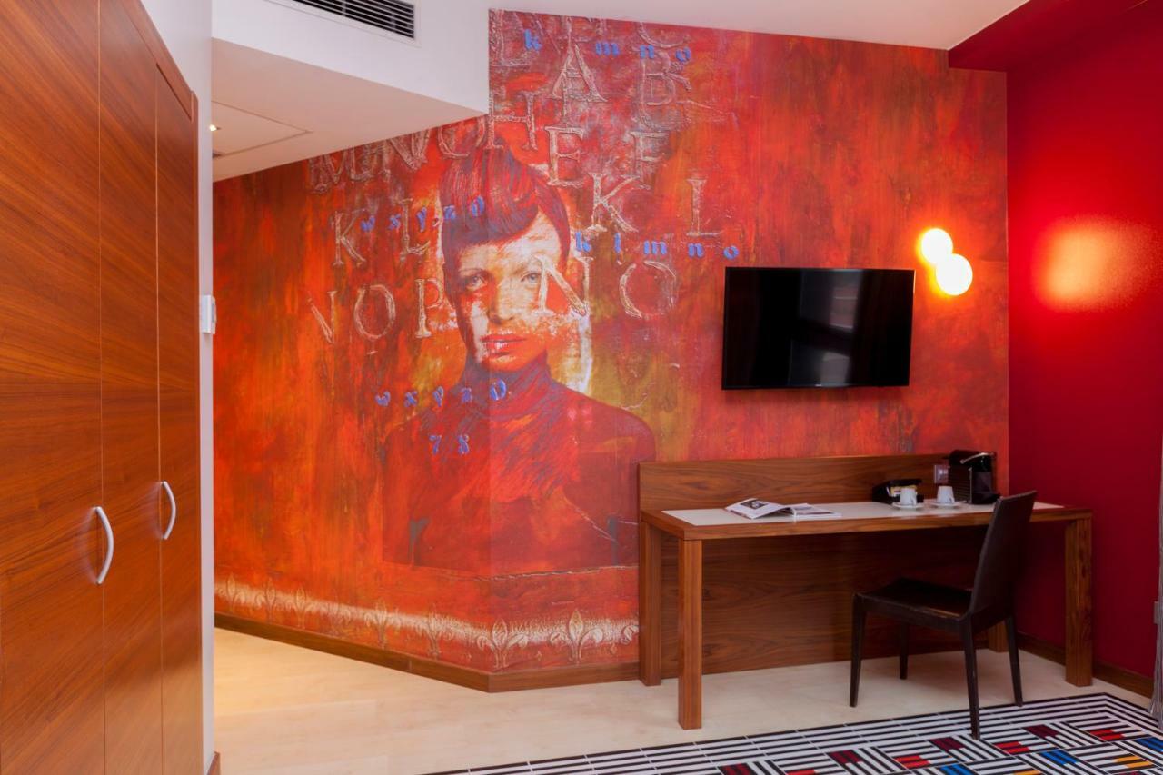 호텔 그란 빌바오 외부 사진 The picture of the artist on the wall of the room